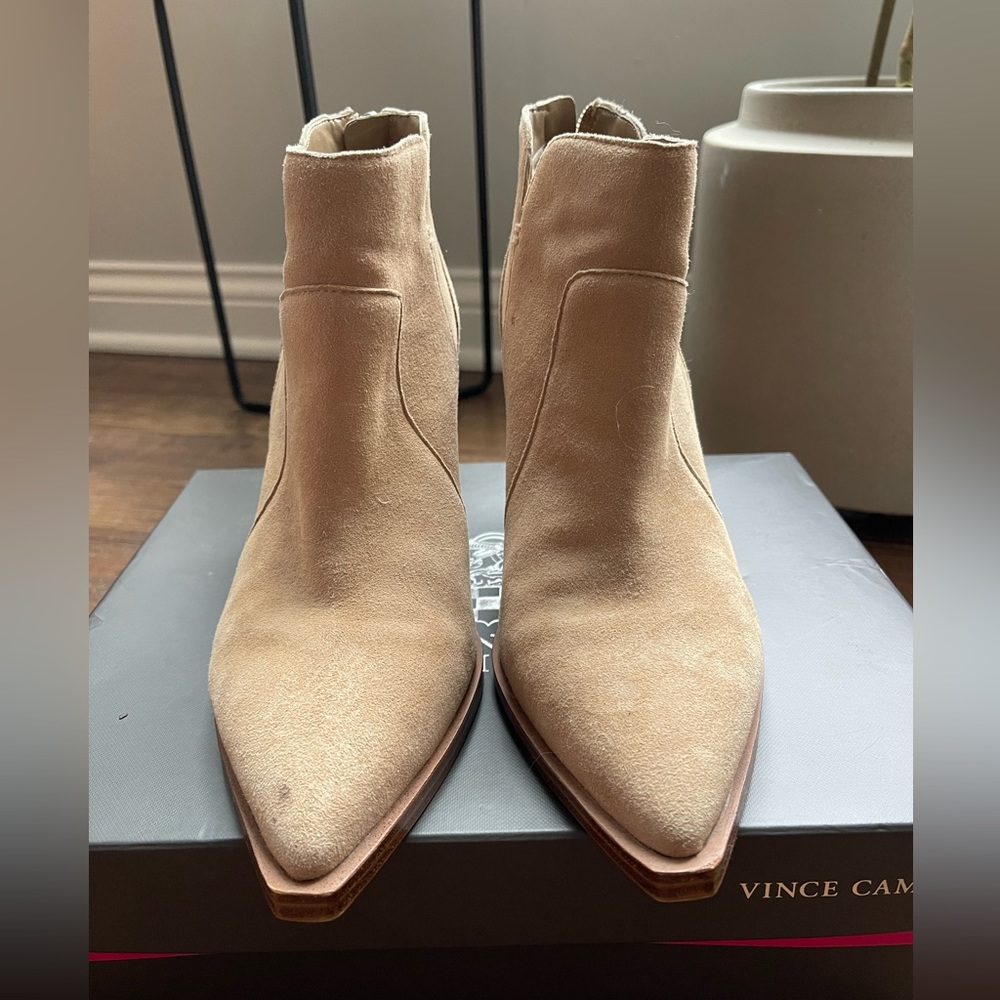 Vince Camuto ankle boot. Size: 8.